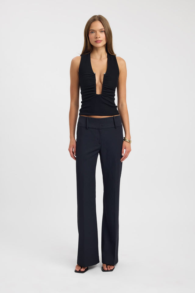 Discover the Summer Top womens-blouse in black with fitted silhouette, plunge neckline and sleeveless design front
