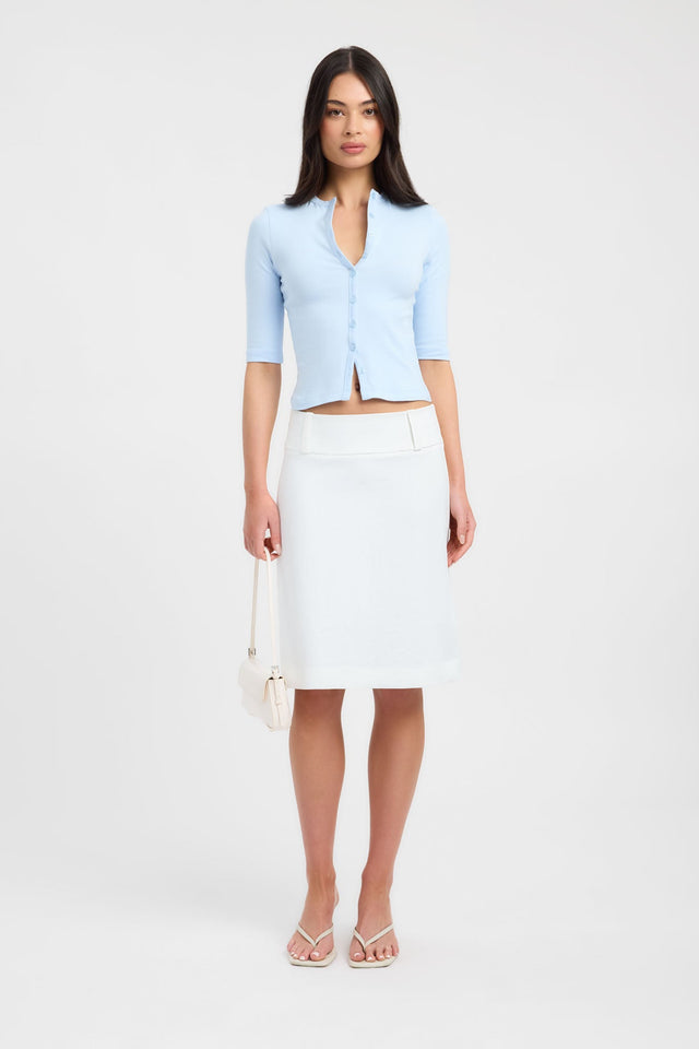 Discover the Nat Button Top womens-blouse in light blue with fitted v-neck and half sleeves on-body